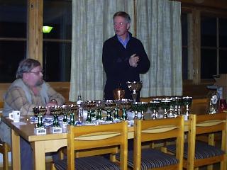 Hannu ja Heikki komean palkintopöydän takana